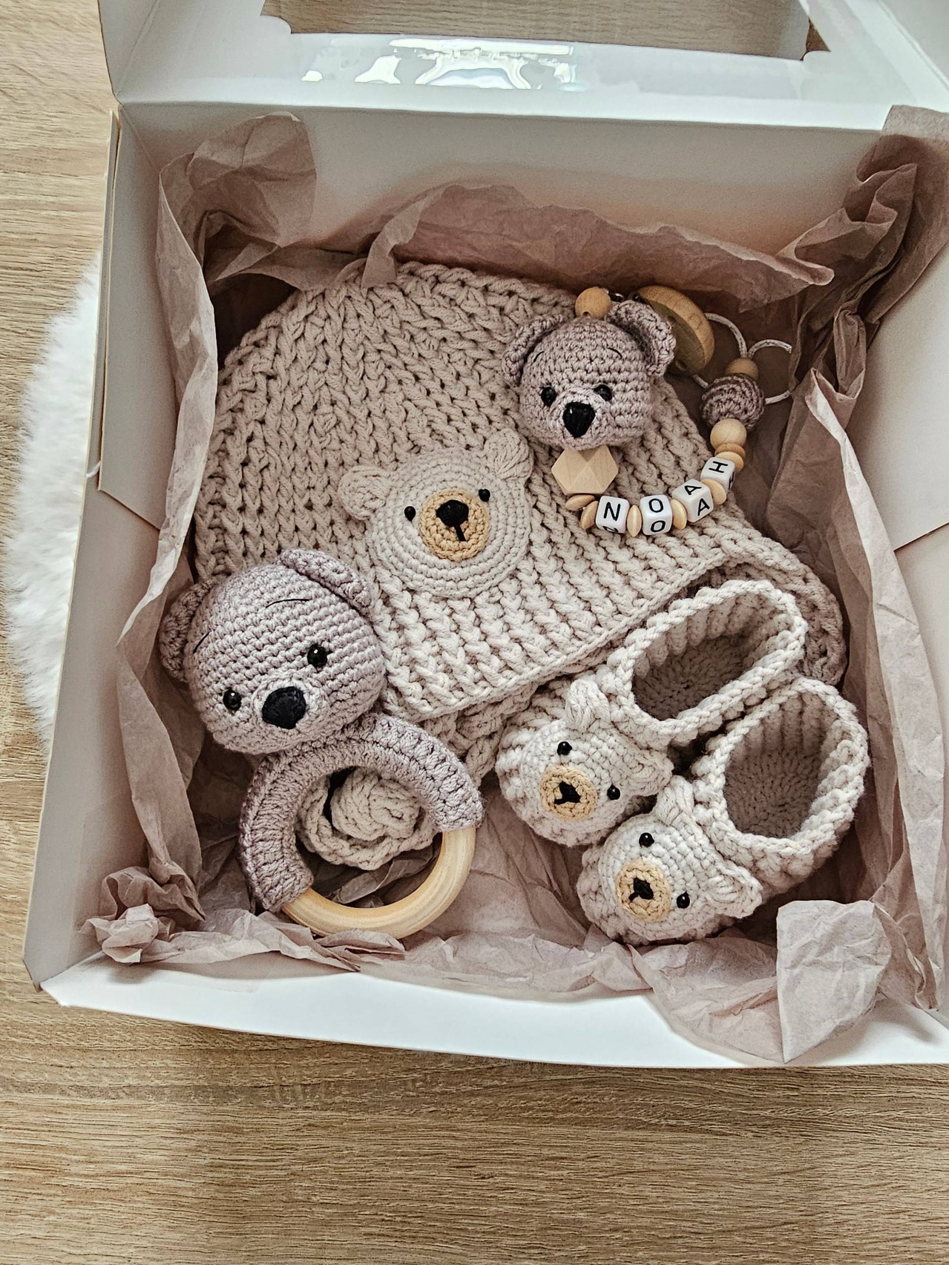 Babyhäkelschuh| Babymütze| Schnullerkette Rassel Mit Der Motive Bär, Beige, Neutral, Babyshower, Babypartiegeschenk von SchnullerkettenHaSi