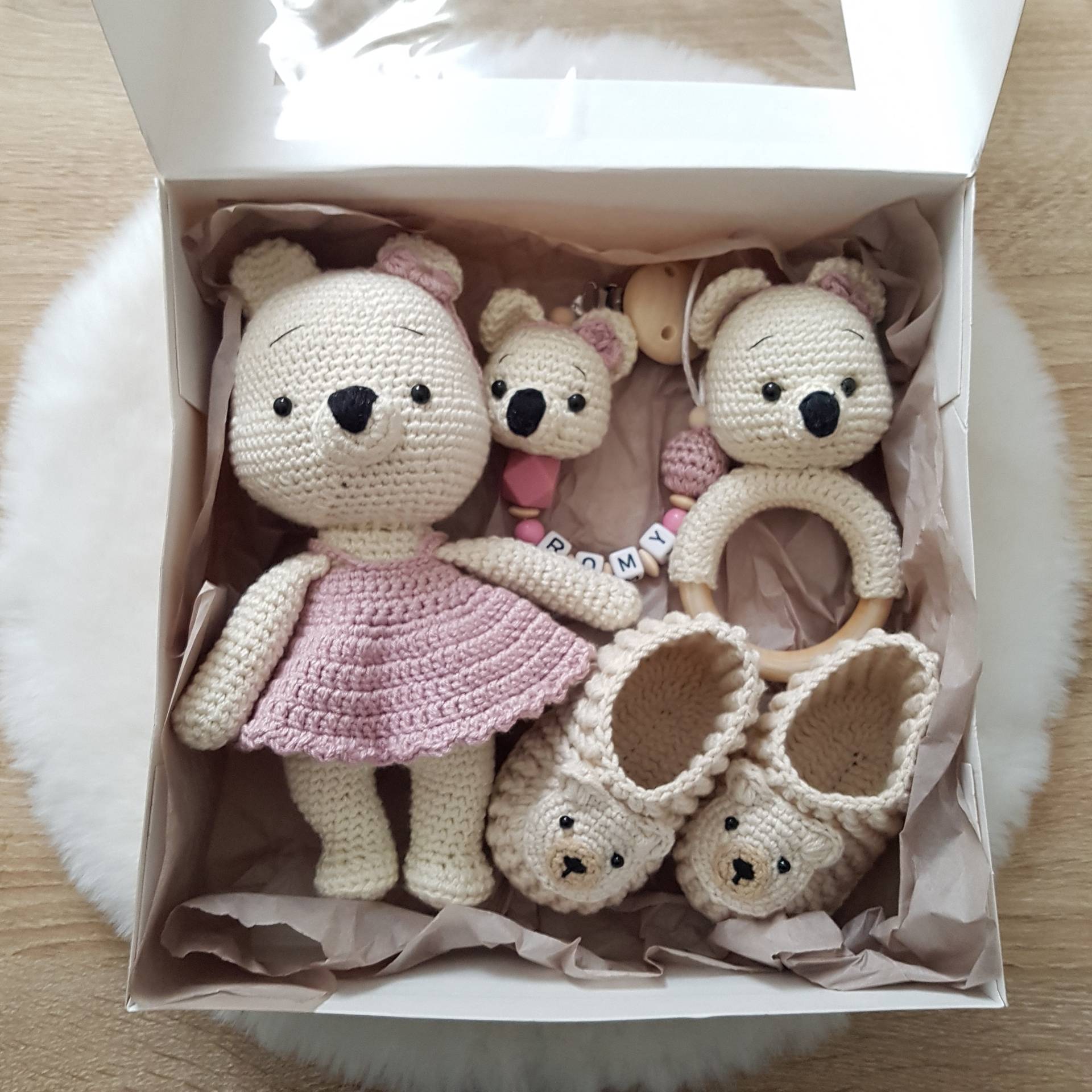 Geschenkset Für Baby Mädchen Schmusetier, Schnullerkette Mit Namen, Rassel Bär, Häkelschuhe von SchnullerkettenHaSi