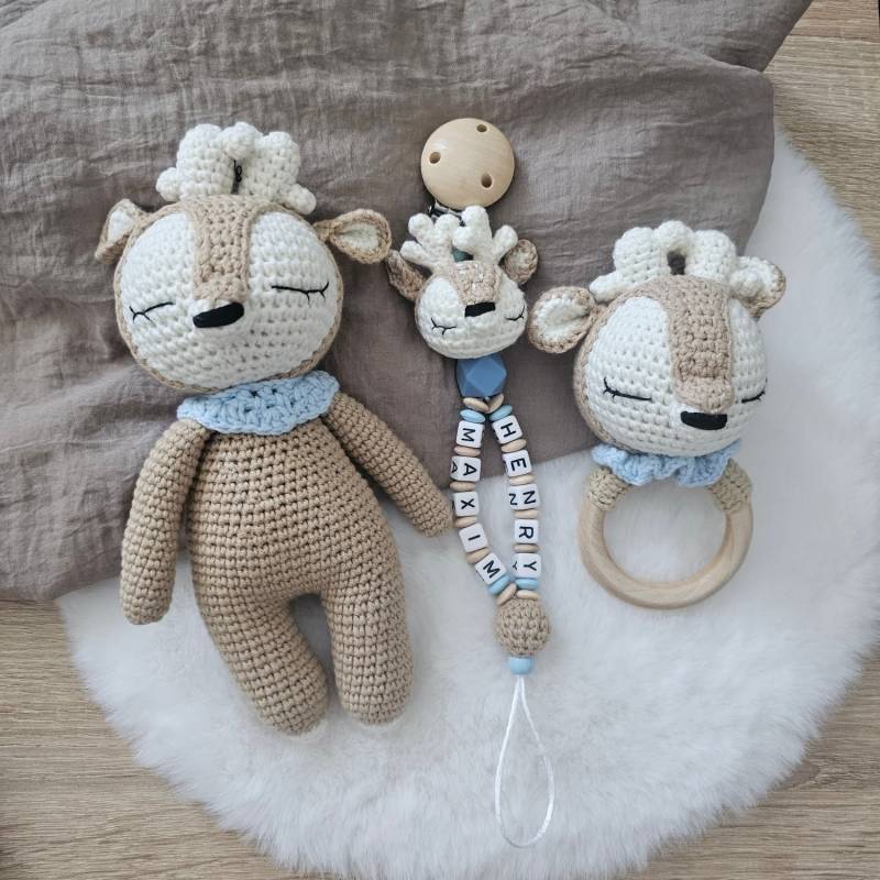 Geschenkset Newborn Schnullerkette Mit Namen, Häkeltier Reh, Greifring von SchnullerkettenHaSi