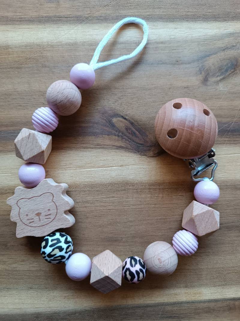 Schnullerkette Mit Löwenkopf - Und Leo-Print-Perlen in Rosa von Schnulliebe