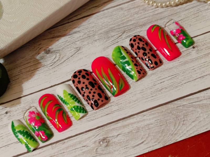 Tropical Oasis - Gepard Print Palmenblätter Und Farne Animal Nägel Press On Nails Pink Grün Neon von SeaJaysNails