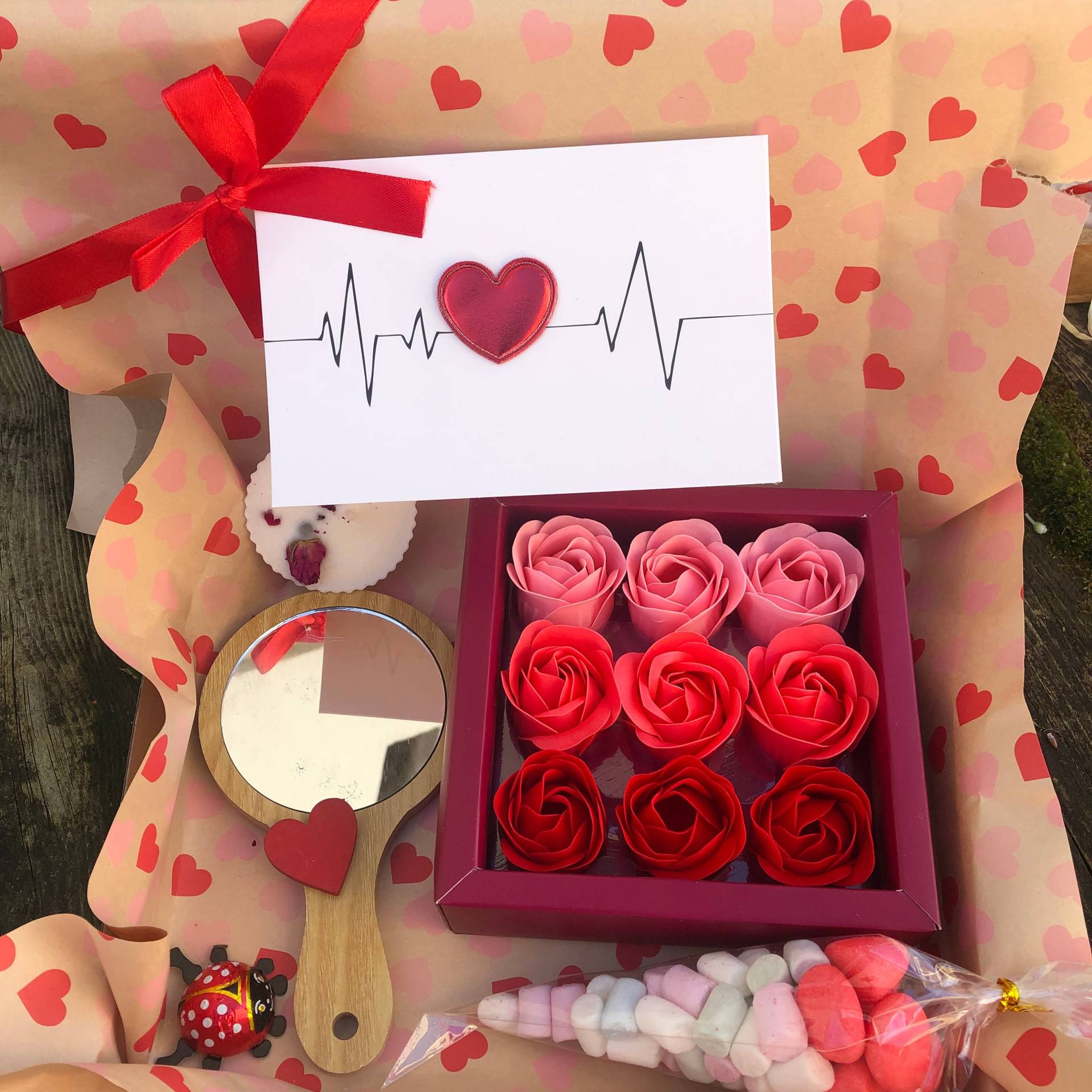 Valentinstag Liebesbox, Rosenseifen, Spiegel Aus Holz, Süßes, Rosenkerze von SeelenZeit