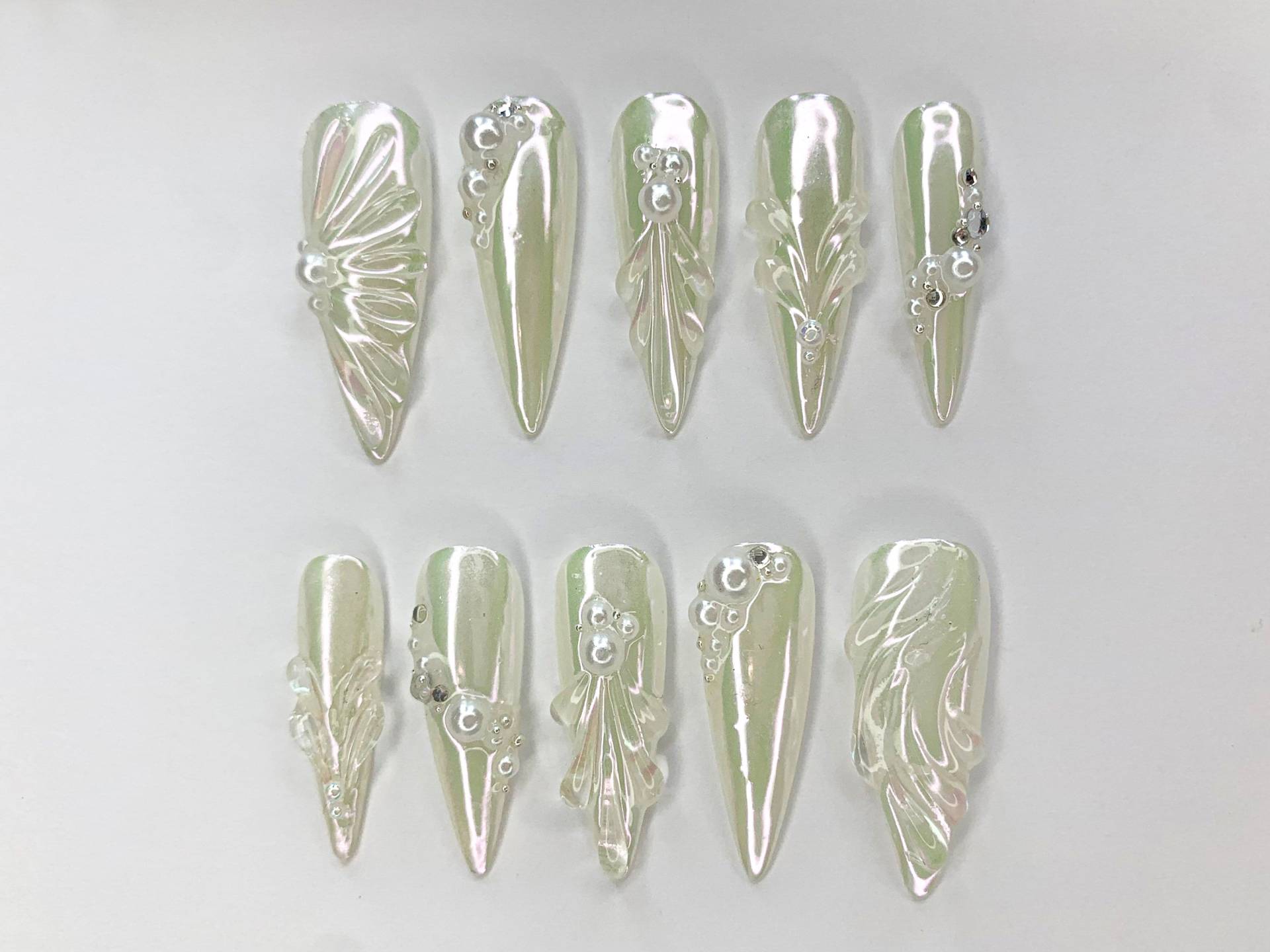 Free Style 3D Gel Und Weiße Perle Lange Almond Press On Nails | Handgemalte Gothic Fake Nägel Y2K Emo Chrom Hochzeitsnägel |Jc466Sv von SevenNailArt