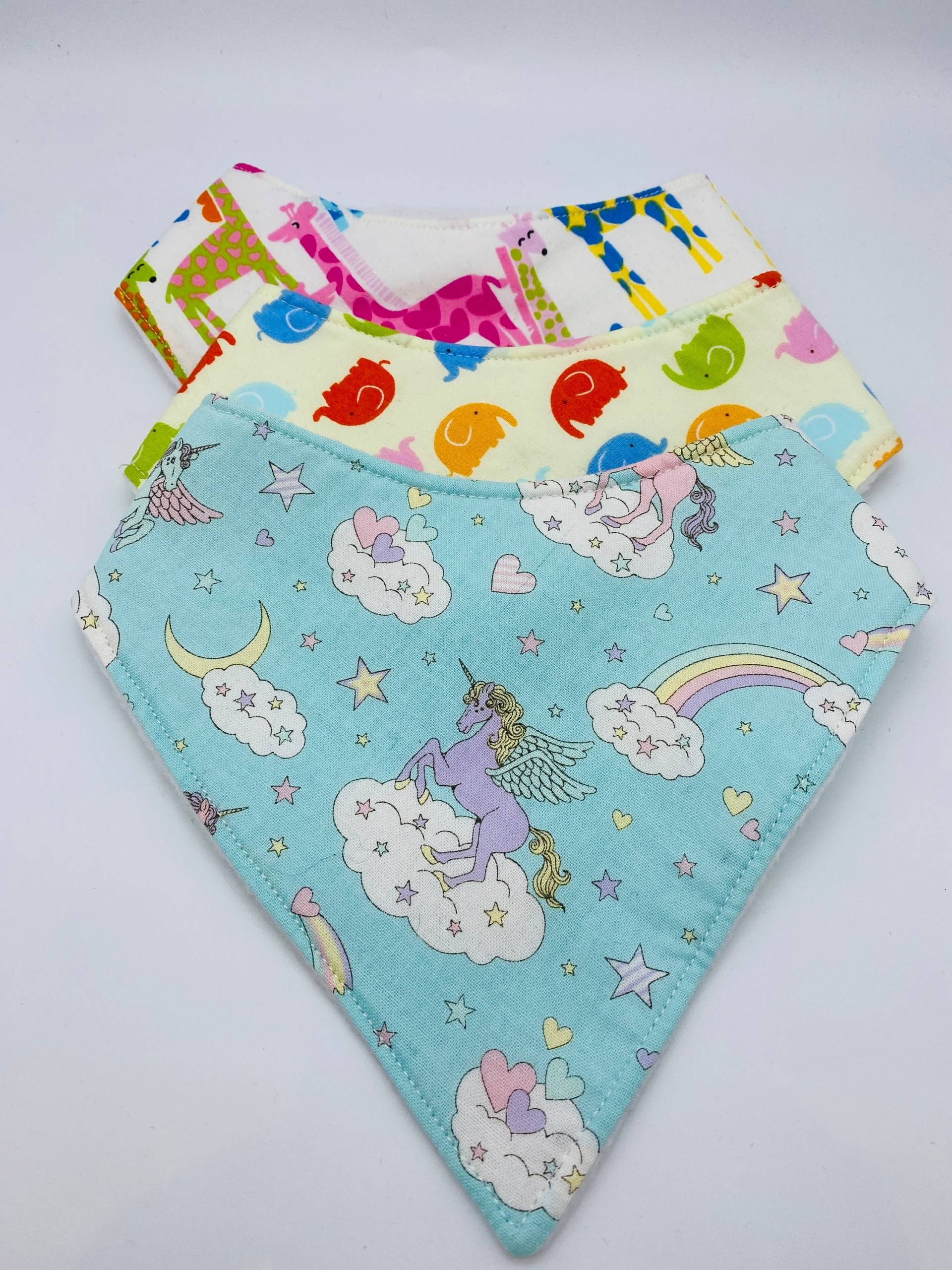 Baby Bandana Lätzchen, 0-6 Monate Klettbandana Dribbling Helle Stoff Lätzchen von SewmeupShop