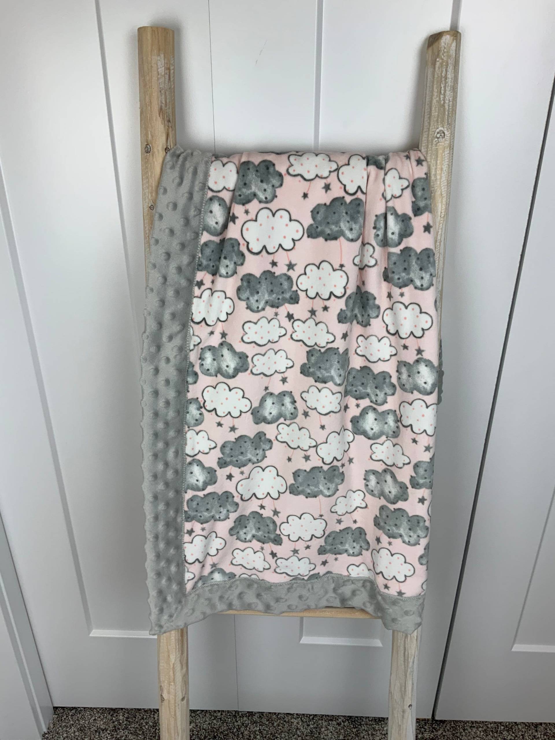 Baby Mädchen Minky Decke/Weiche & Bequeme Babydecke Rosa Und Graue Wolken Modernes Kinderzimmer von SimplyUCreation