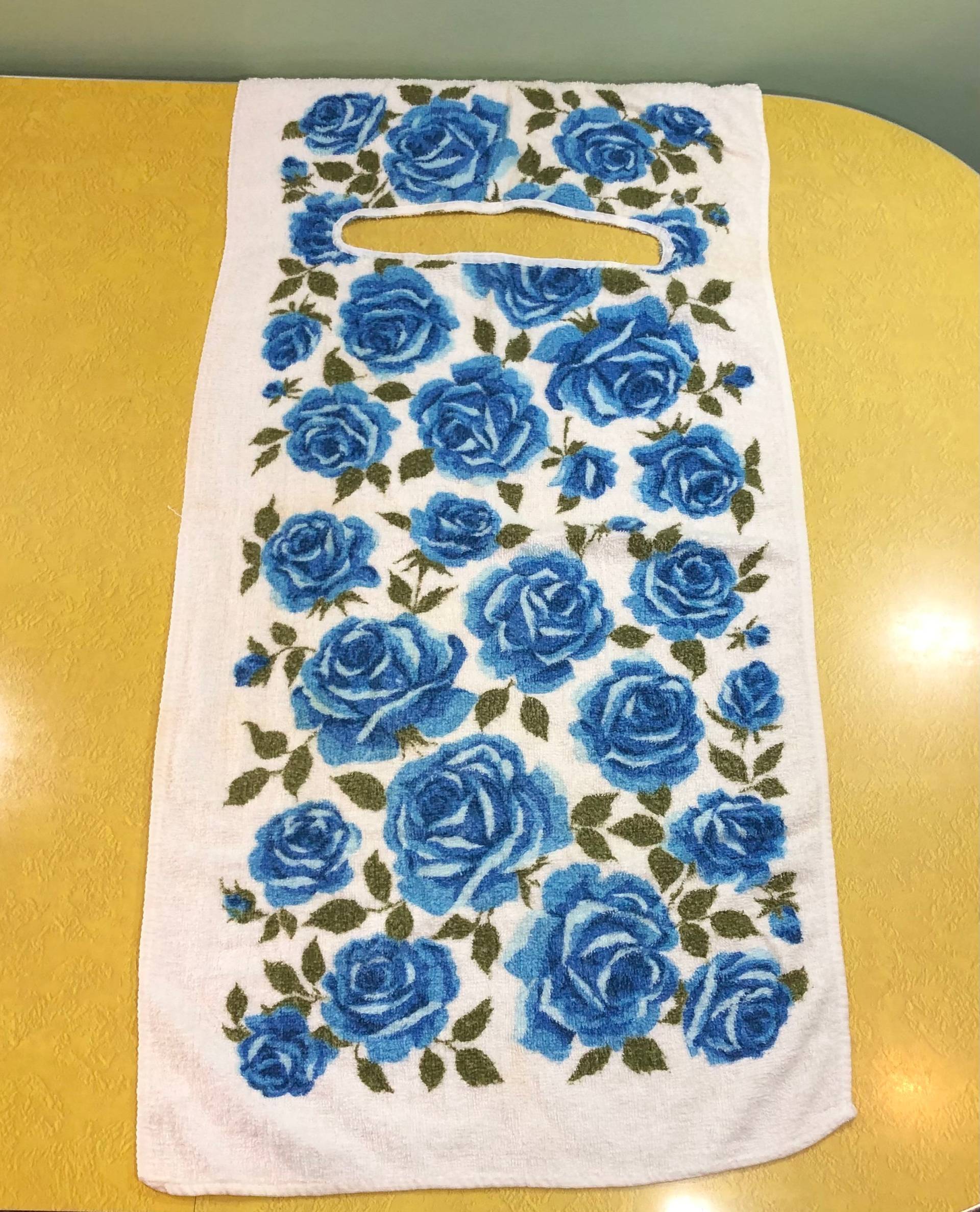 Lätzchen, Serviette, Vintage Baby/Erwachsenen Lätzchen Über Dem Kopf Selbstgemachtes Handtuch Weiß Mit Blauen Blumen von SmileyFinds1