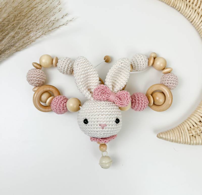 Kinderwagenkette - Gehäkelt Creme/Altrosa Hase Mädchen von Sooneshandmadestore