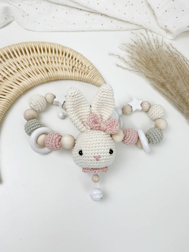 Kinderwagenkette - Gehäkelt Creme/Rose Hase Mädchen von Sooneshandmadestore