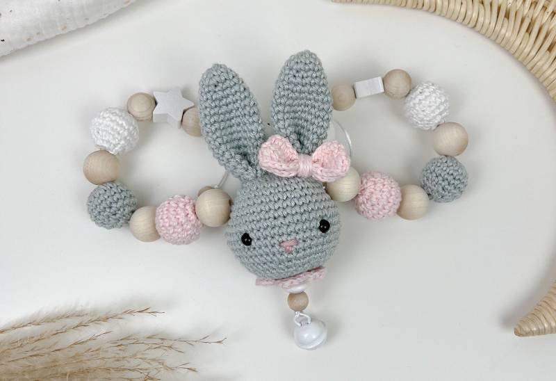 Kinderwagenkette - Gehäkelt Grau/Rosa Hase von Sooneshandmadestore