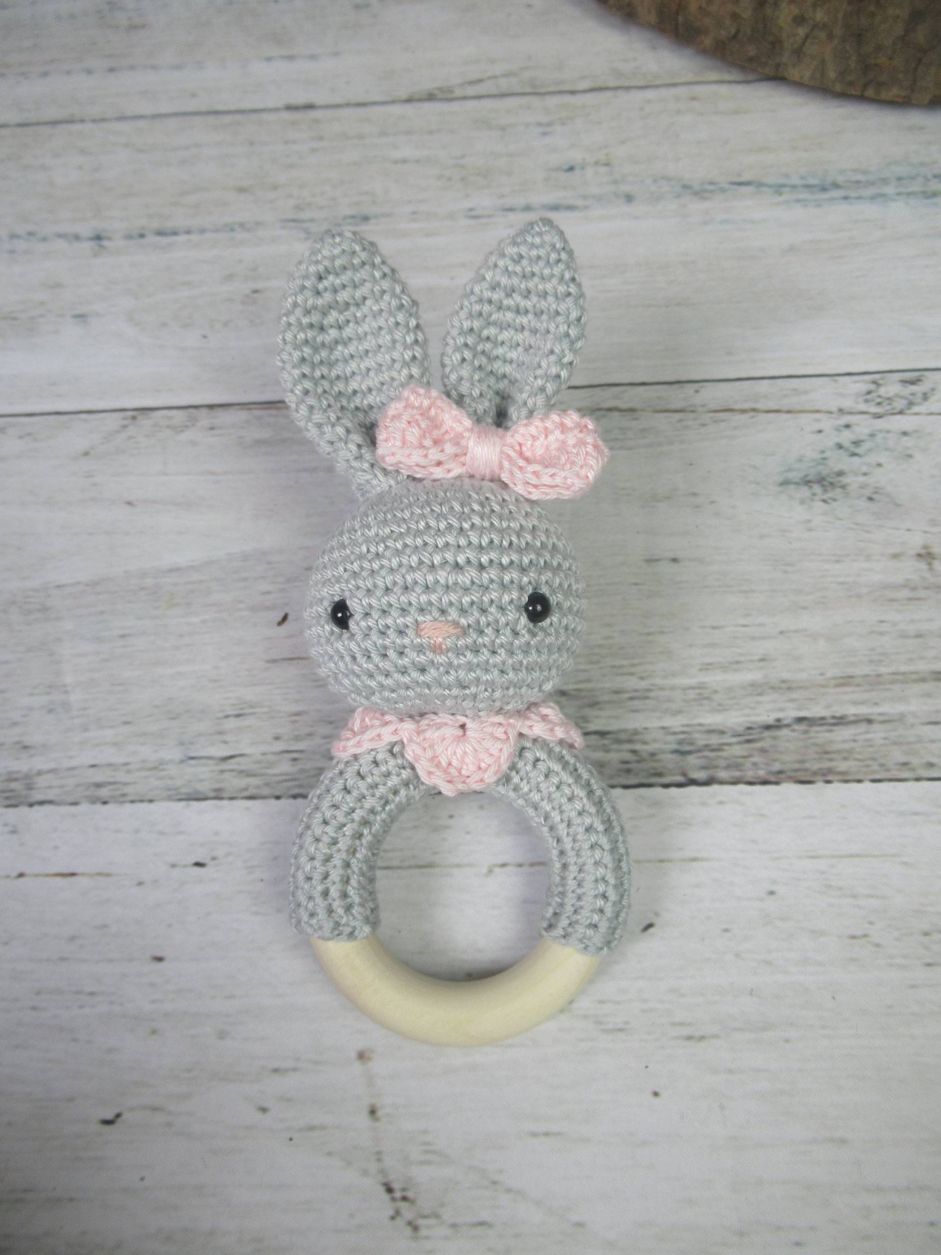 Rassel Hase Gehäkelt Grau/Rosa von Sooneshandmadestore