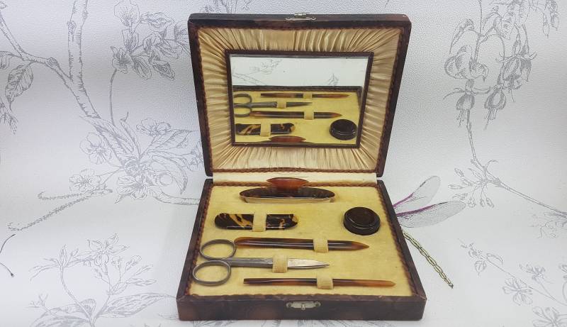 Vintage Boxed Maniküre Set, 1950Er Jahre Bakelit Set Im Spiegeletui von SpareOomVintage