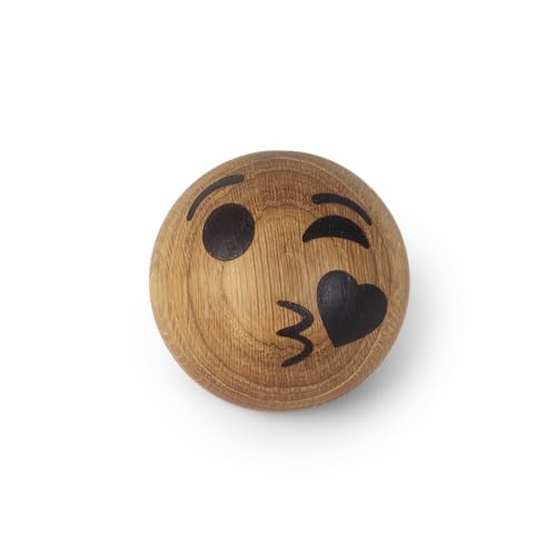 Spring Copenhagen Kiss - Holz-Emoji-Kugel | Holzfigur | Durchmesser 7 cm | Heimdekoration | Kinderzimmer-Schmuck | Holz (FSC-Eiche) | Spring Emotions Kollektion | Design von mencke&vagnby von Spring Copenhagen