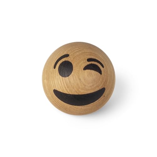 Spring Copenhagen Winking - Holz-Emoji-Kugel | Holzfigur | Durchmesser 7 cm | Heimdekoration | Kinderzimmer-Schmuck | Holz (FSC-Eiche) | Spring Emotions Kollektion | Design von mencke&vagnby von Spring Copenhagen