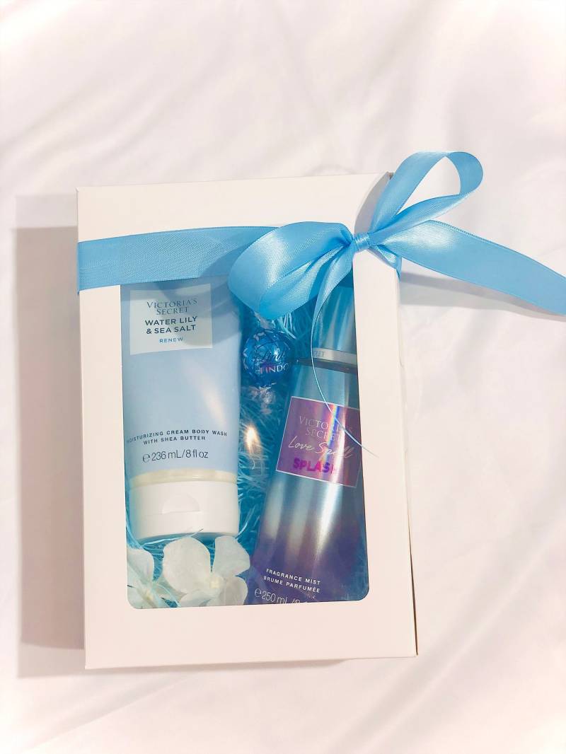 Geschenkset Victoria's Secret Love Spell & Water Lily, Körperduftspray | 250 Ml, Duschgel Mit Shea Butter | 236 Ml von StacyGeschenke