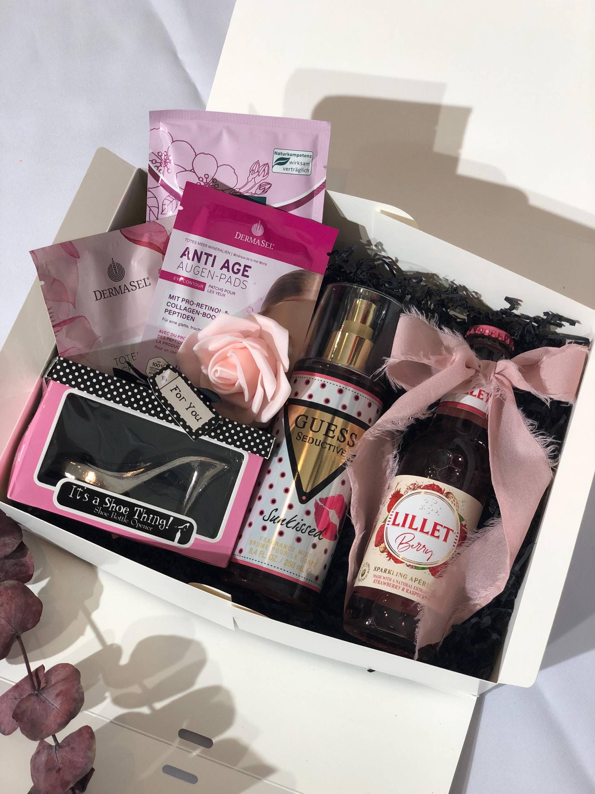 Geschenkset Wellness Guess-Pink, Körperduftspray, Augen-Pads, Schaumbad, Peeling, Lillet-Berry, Öffner Im High Heel - Design von StacyGeschenke