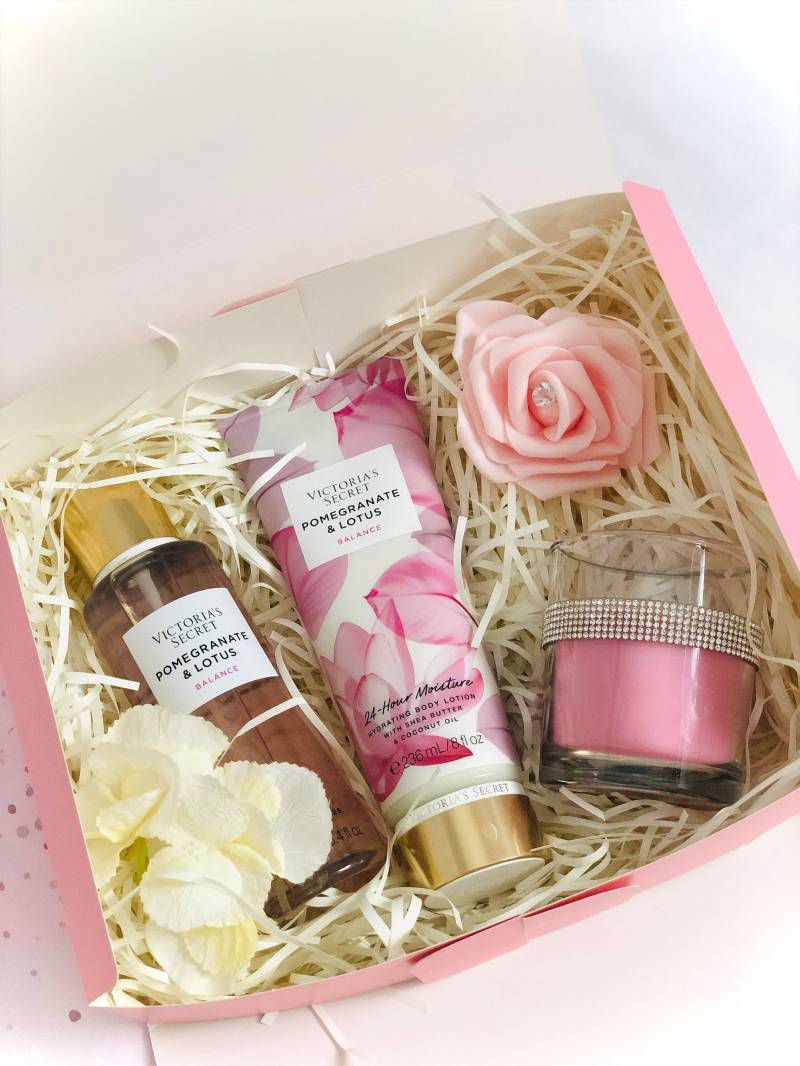 Luxus-Geschenkset Victoria's Secret | Pomegranate & Lotos, Balance, Bodylotion, Körperduftspray Und Duftkerze Magnolie, Mit Strassband von StacyGeschenke