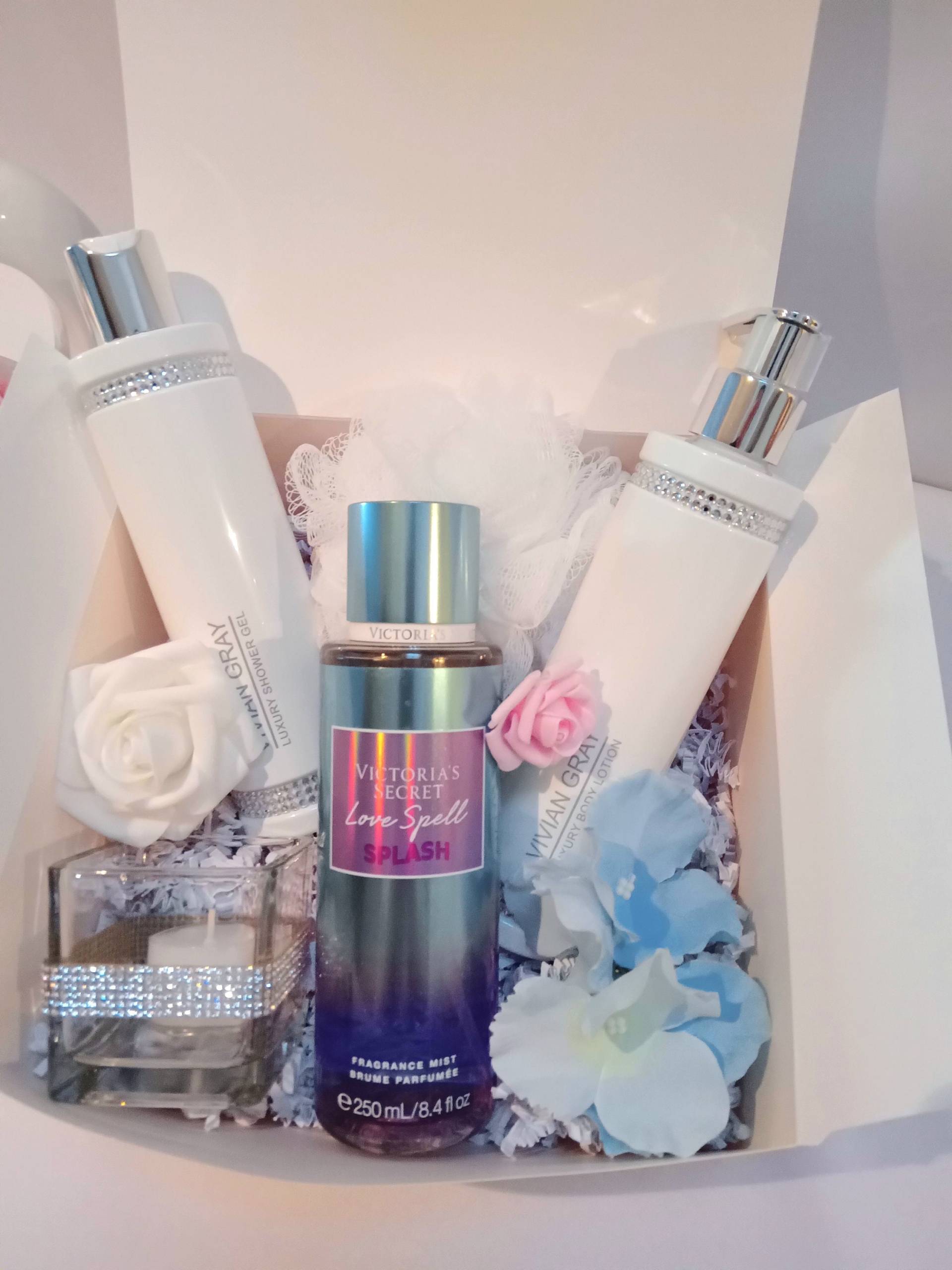 Luxus Geschenkset "'victoria's Secret & Crystal'', Körperduftspray, Bodylotion, Duschbad, Dusch-Netzball, Teelichthalter, Mit Strass von StacyGeschenke