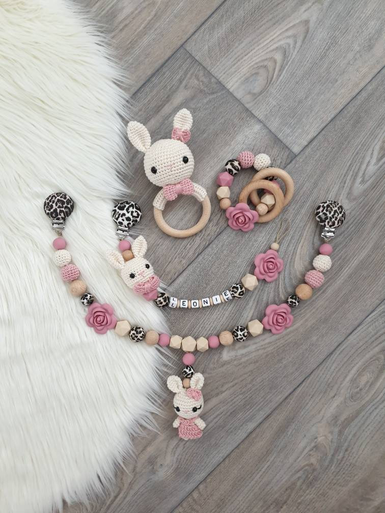 Schnullerkette Kinderwagenkette Set Personalisiert Wunschname Hase Babyshower Leo Rassel Handmade Zur Geburt Geschenk Mädchen Taufe von StaysisShnullerkette