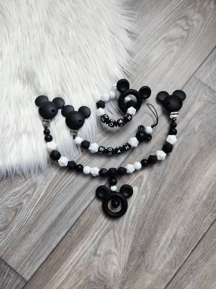 Schnullerkette Mit Personalisiertem Namen, Mickey Maus Design, Kinderwagenkette in Schwarz/Marmor - Perfekt Für Die Babyparty von StaysisShnullerkette