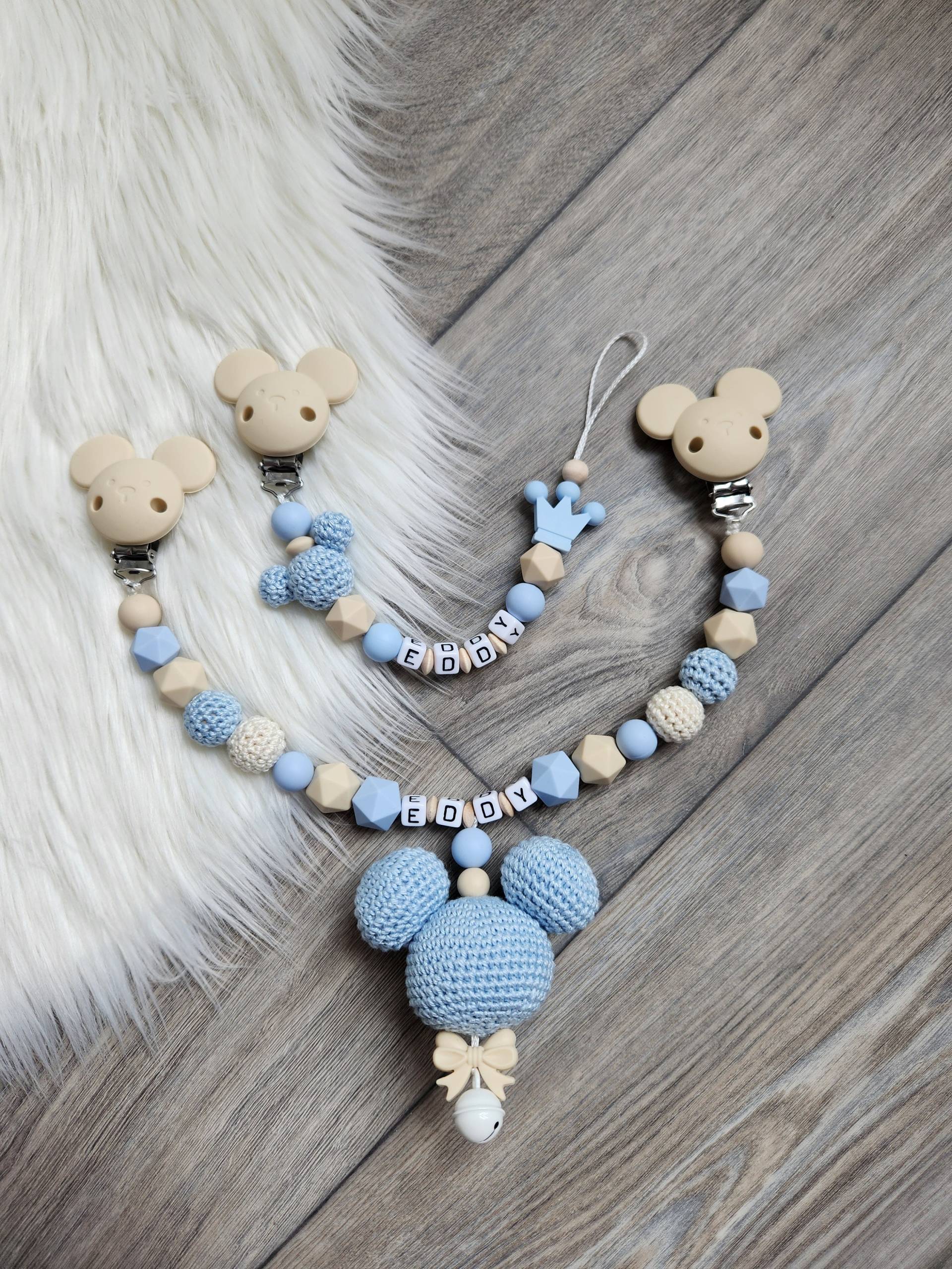 Schnullerkette Personalisiert Junge Mickeymaus Kinderwagenkette Babyparty Blau Beige von StaysisShnullerkette