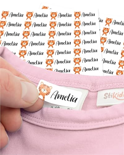 StiKiddo® 105 Stück Namensaufkleber für Kinder - Personalisierbare Namensschilder, Ideal für Kita, Schule und Kleidung, Made in Germany - Weiß von StiKiddo