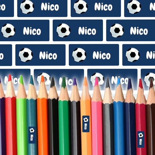 Etiketten mit Fußball-Motiv für Stifte & Co (125 Sticker) – Namensetiketten für dein Federmäppchen oder das Lineal – Geeignet für die Waschmaschine, Spülmaschine, Geschirrspüler – 30 x 13 mm von Stickeria