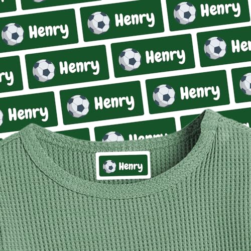 Namensaufkleber für Klamotten & Textilien (35 Sticker) – Aufkleber mit Name und Fußball für Shirts oder Hosen – Ideal für Schule und Kindergarten – Wasserfest, Spülmaschinenfest, 30 x 13 mm von Stickeria