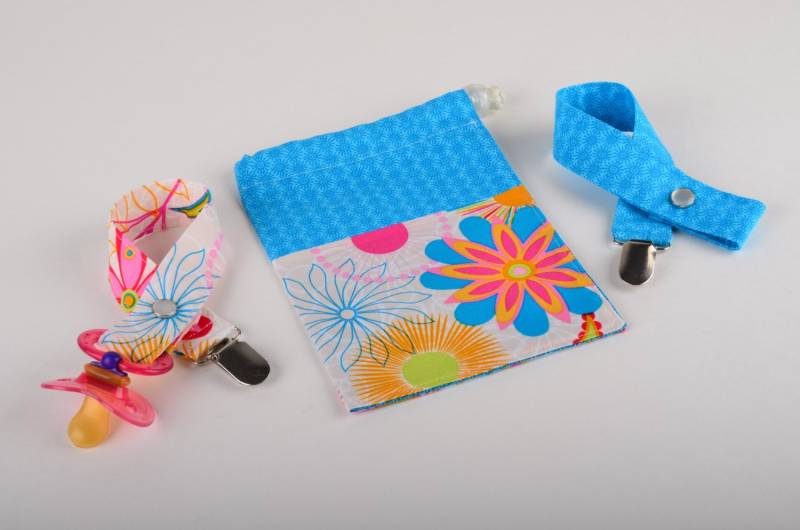 Schnullerkette Set Mit Kordelzug Tragetasche - Blue Sunburst & Fun Funky Floral Print von StitchdByLNZ