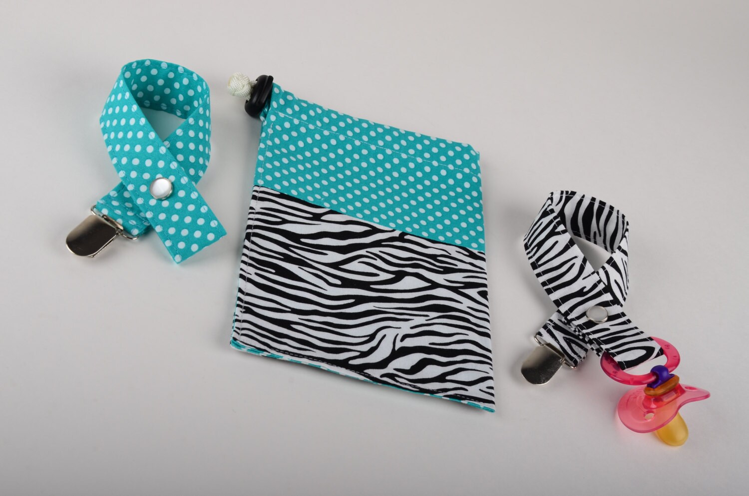 Schnullerkette Set Mit Kordelzug Tragetasche - Zebra & Petrol Polka Dot von StitchdByLNZ