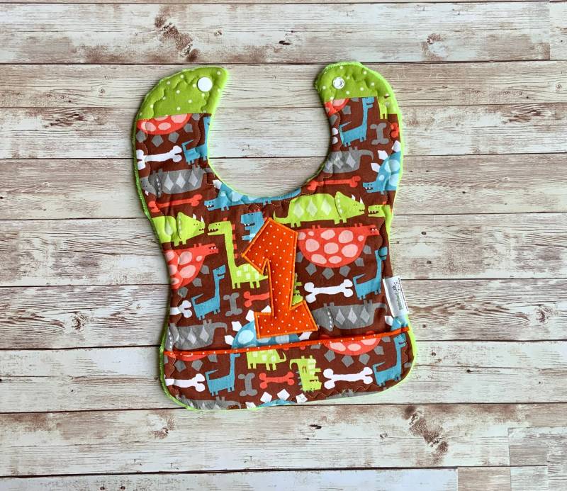 Handgemachte 1. Geburtstag Lätzchen, Dinosaurier Geburtstagsparty, Kinderzimmer, 1 Jahr Alt, Baby Lätzchen von Stitchedbygigi