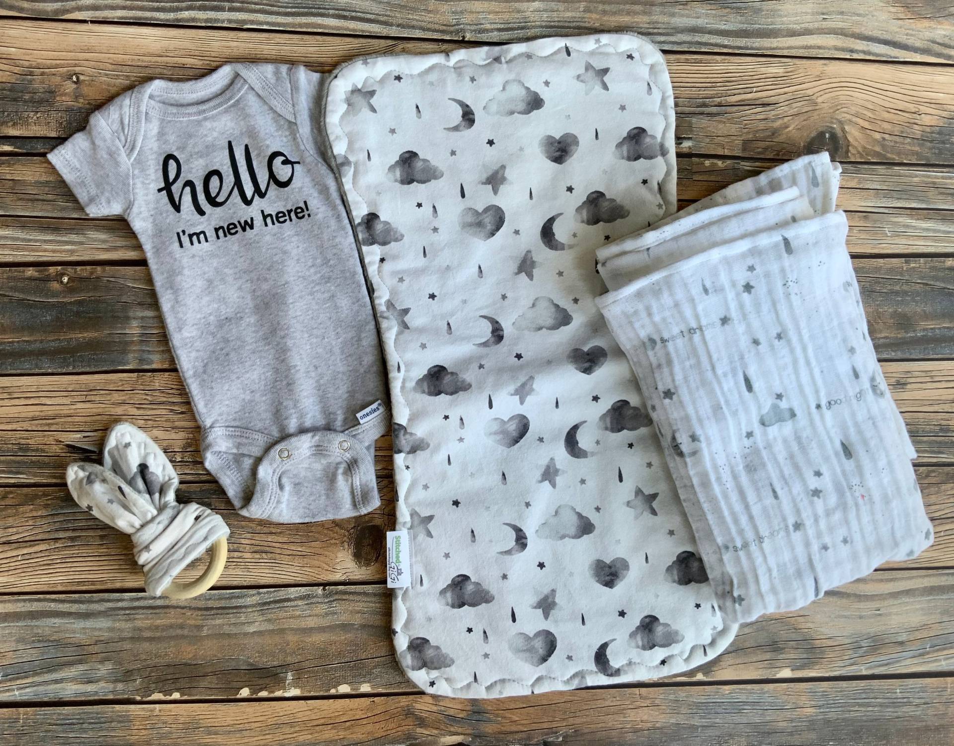 Kostenloser Versand Baby Geschenk, Geschlecht Neutral Geschenktüte, Neugeborenen Geschenk Box, Willkommen 4-Teiliges Geschenk-Set, Unisex Grau von Stitchedbygigi