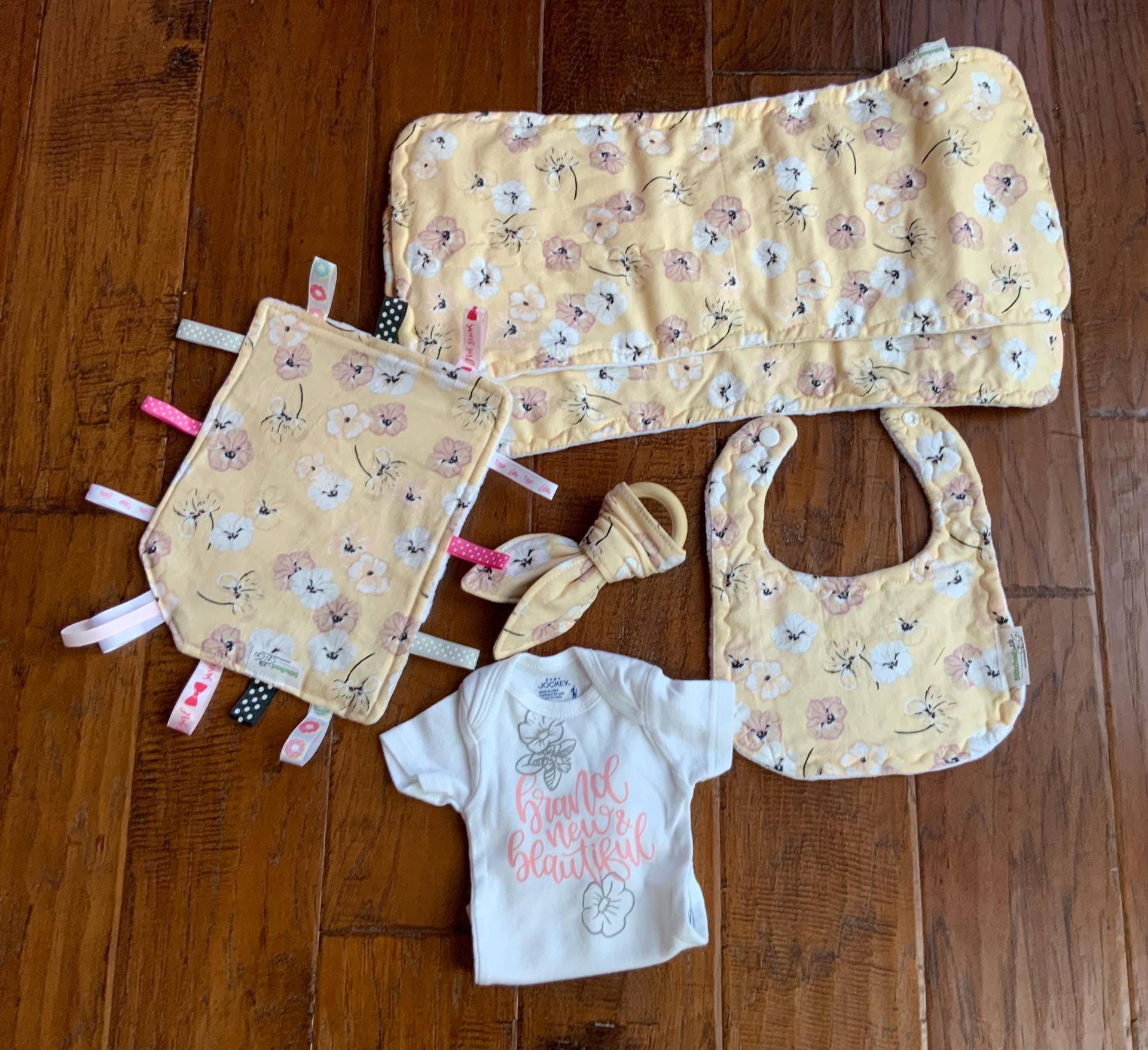 Kostenloser Versand Baby-Geschenk-Tasche, Geschlecht Offenbaren Mädchengeschenk, Neugeborene Mädchen Geschenk, Willkommens-Babygeschenk, Gelb von Stitchedbygigi