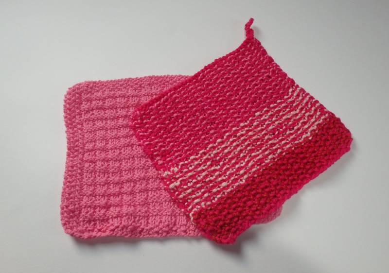 2 Gestrickte Lappen Küchenlappen Waschlappen Handgestrickt Einzelstücke Rosa Pink Baumwolle Nachhaltig Waschbar von Strickgemuesemonster