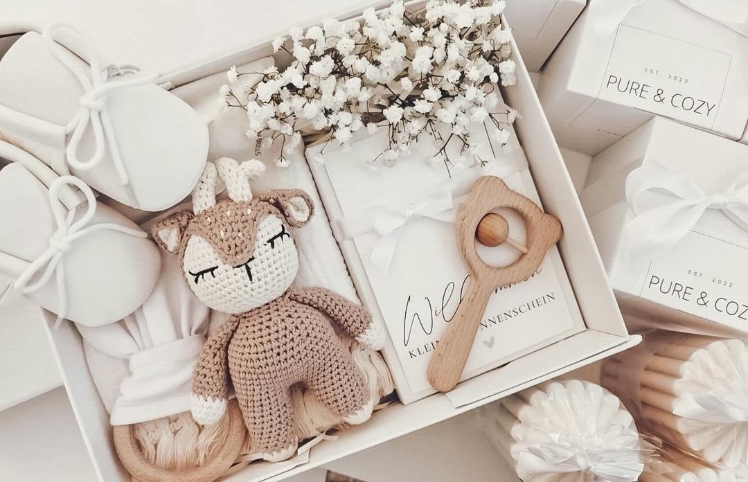 Baby Geschenk Box ~ Häkeltier Rassel Personalisiert Babyparty Geburt Weihnachten Schnullerkette Greifling Mulltuch Decke von StudioMyu