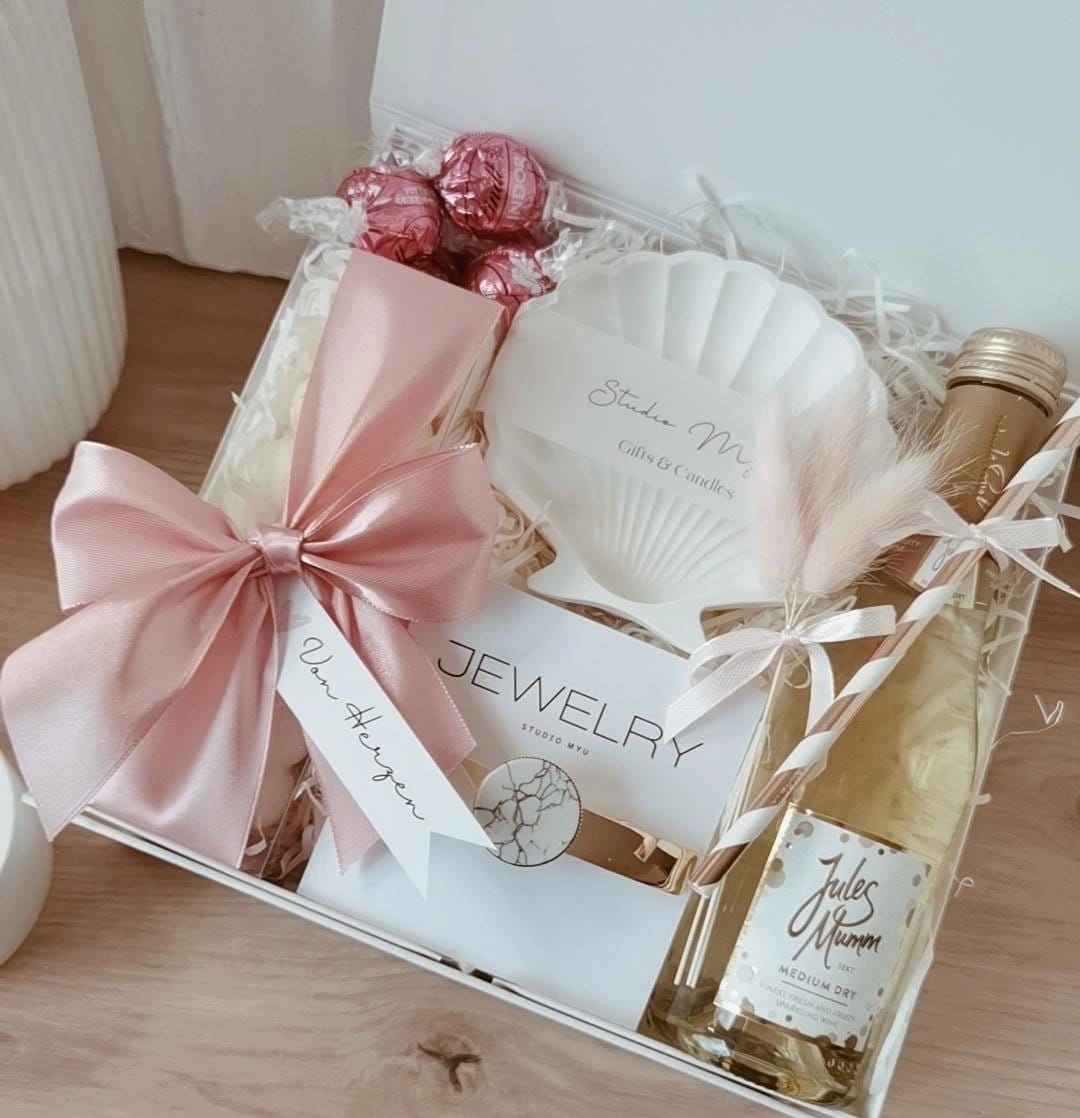 Geschenk Box Valentinstag | Rosé Gold Ostern Beste Freundin Muttertag Weihnachten Set Geschenkkorb Duftkerze Haarspange von StudioMyu