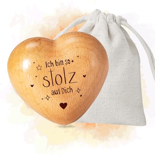 Sugeru Handschmeichler Glücksbringer - Holz Herz mit Gravur | Mutmacher Geschenk,Schutzengel,Gute Besserung Geschenke,Motivationsgeschenke,Deko,für Familie Freunde Prüfung Kinder (STOLZ) von Sugeru