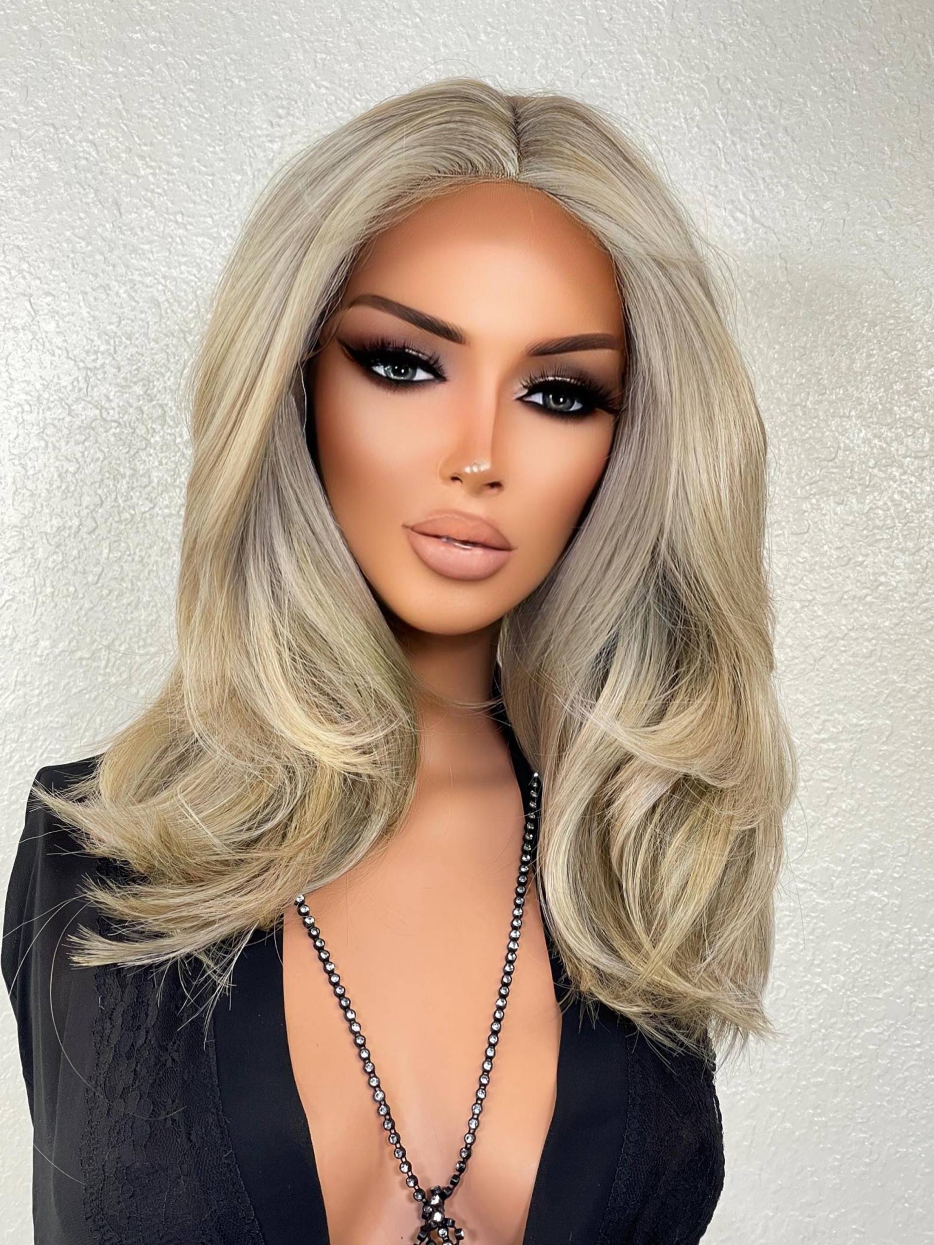 Aschblondes Balayage Haar Große Schichten Mit Vorhang Pony Lace Front Luxus Mittelteil Perücke von SunnyWigs