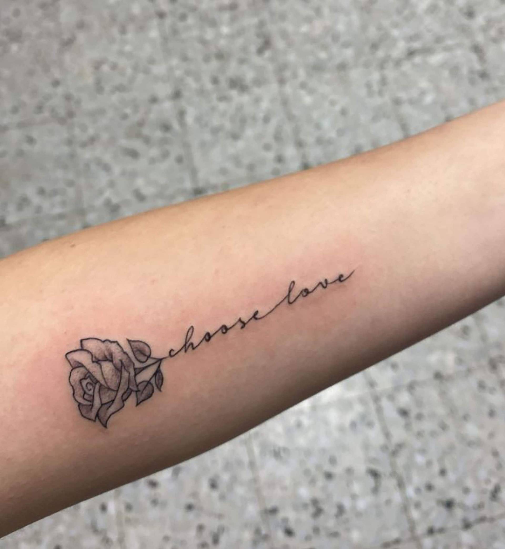 Wählen Sie Love Roses Tattoo - Fake Blumen Für Mädchen Abnehmbares Mit Namen Und Temporäres Blumentattoo Wasserdichtes von SvenHStore