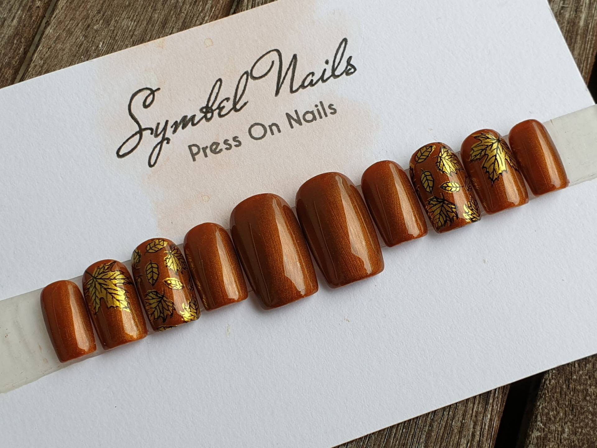 Braun Press On Nails Mit Goldenen Blättern von SymbelNails