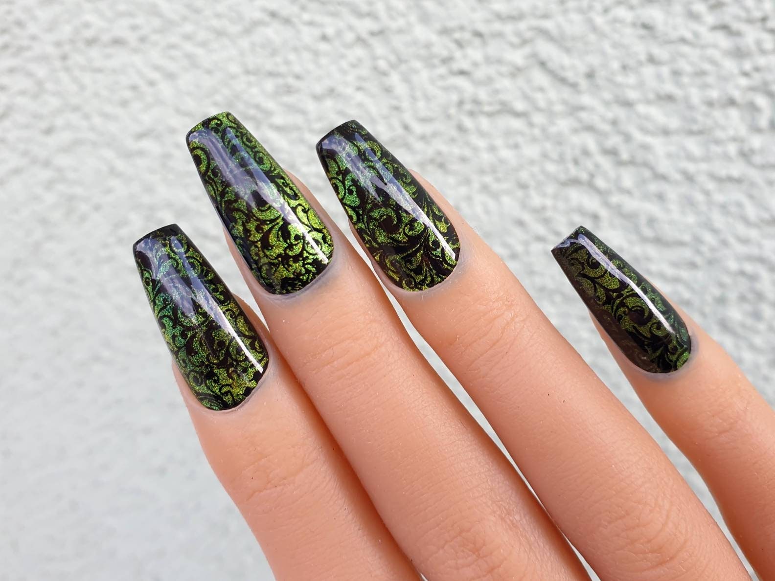 Grün Chamäleon Cat Eye Mit Schwarzem Muster Press On Nails, Katzenauge von SymbelNails