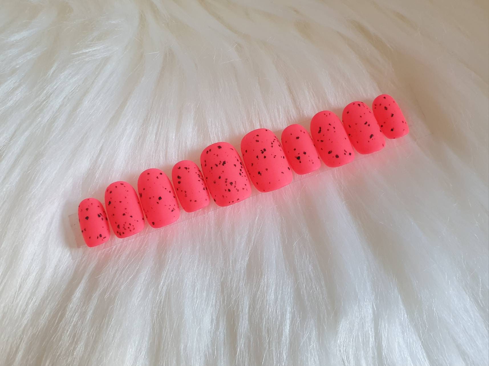 Neon Magenta Press On Nails, Egg Shell, Matte, Summer 2025 von SymbelNails