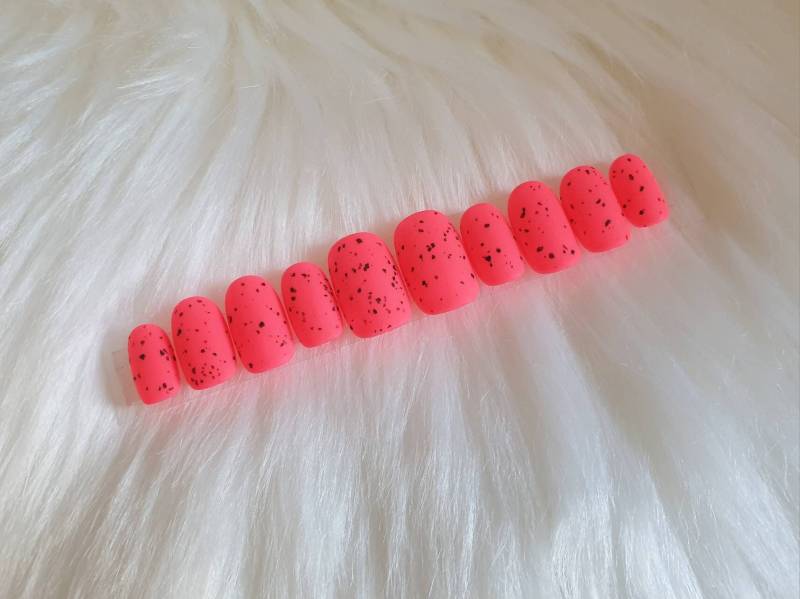 Neon Magenta Press On Nails, Egg Shell, Matte, Summer 2025 von SymbelNails