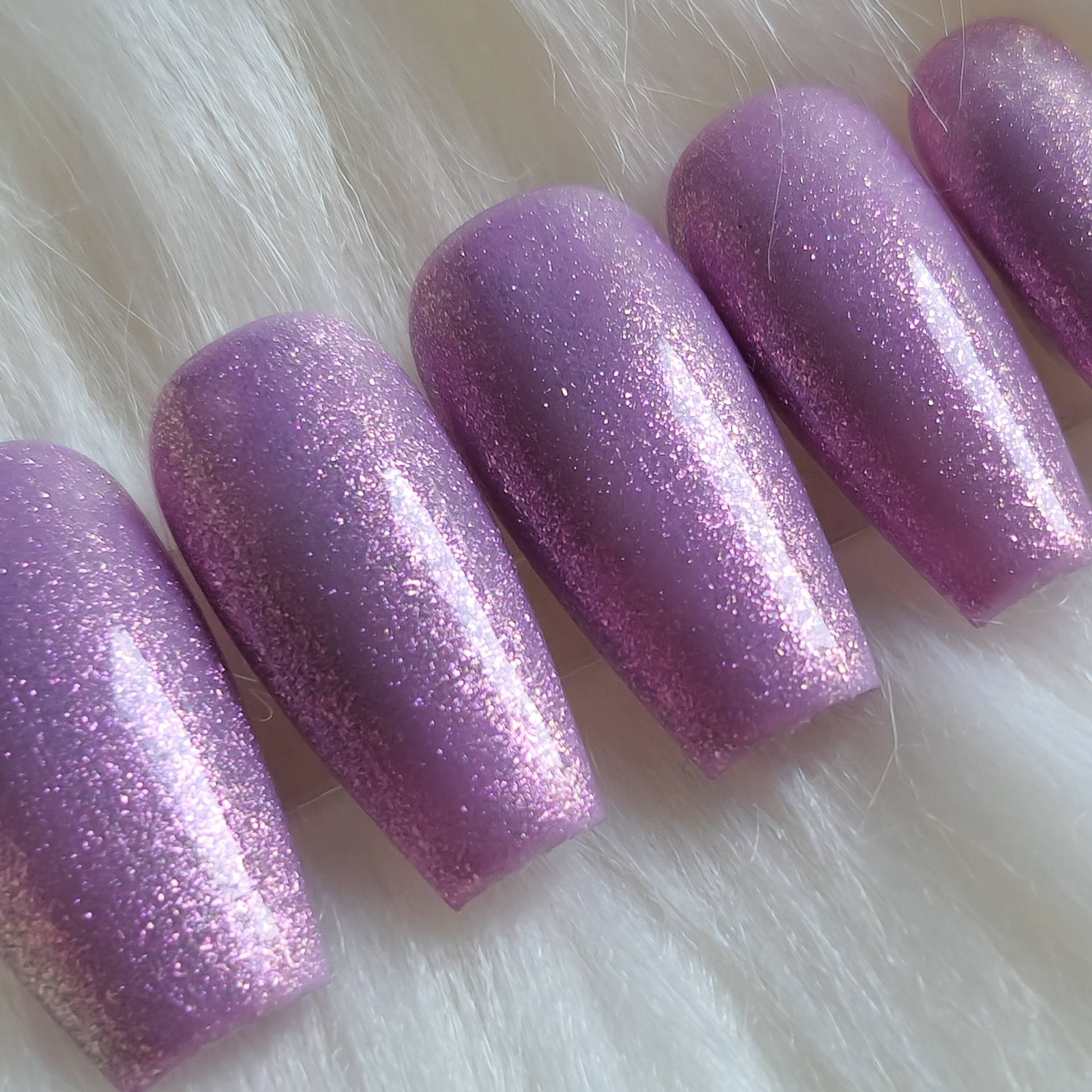 Sparkling Purple Press On Nails von SymbelNails