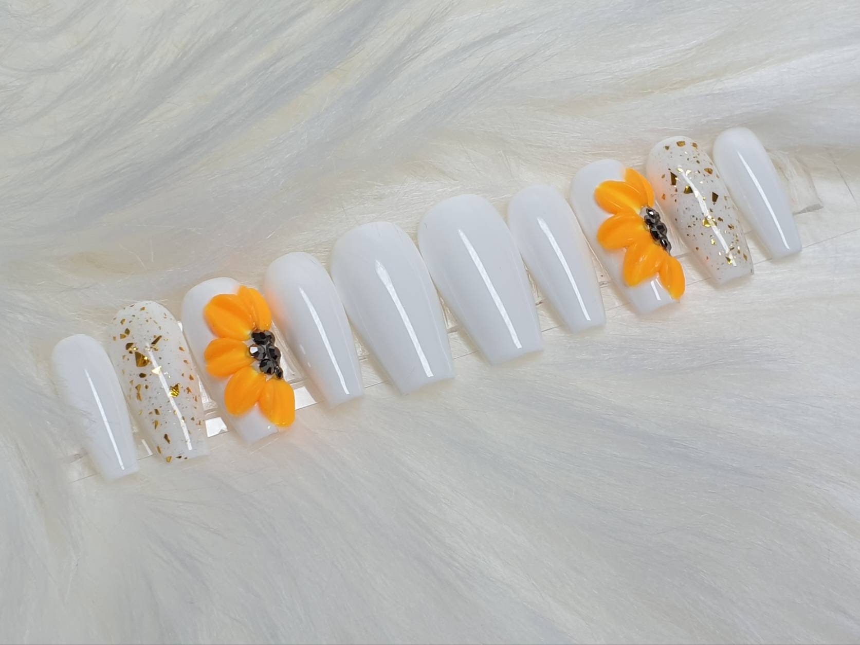 White Press On Nails Mit 3D Blumen Und Potal. Gelb/Orange, Gold von SymbelNails