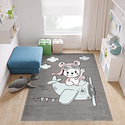 TAPISO Baby Teppich Kinderteppich Kurzflor Grau Blau Taupe Weiß Rosa Flugzeug Bär Wolken Kinderzimmer Modern 140 x 200 cm von TAPISO