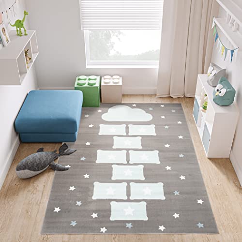 TAPISO Baby Teppich Kinderteppich Kurzflor Grau Weiß Blau Taupe Sterne Wolke Hüpfspiel Kinderzimmer Modern 120 x 170 cm von TAPISO