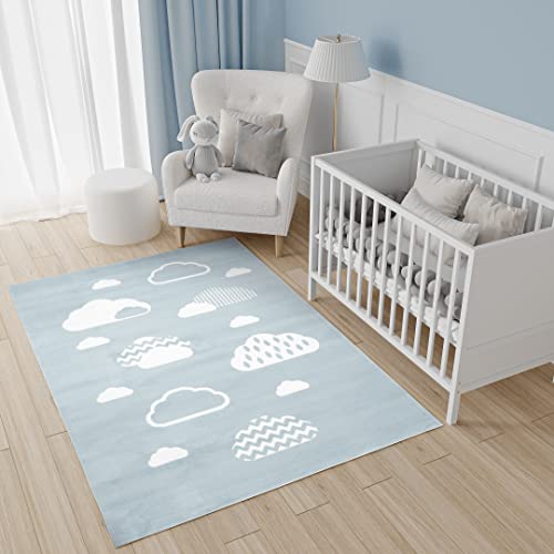 TAPISO Baby Teppich Kinderteppich Kurzflor Himmelblau Weiß Himmel Wolken Mutser Tropfen Zig Zag Streifen Kinderzimmer Modern 120 x 170 cm von TAPISO