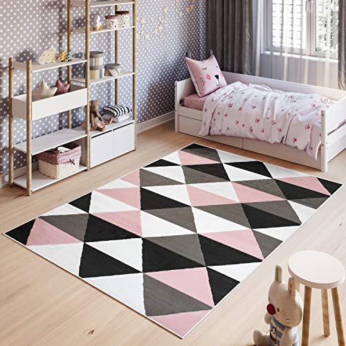 TAPISO Pinky Teppich Kurzflor Kinderteppich Kinderzimmer Rosa Weiß Schwarz Modern Geometrisch Dreieck Spielteppich ÖKOTEX 120 x 170 cm von TAPISO