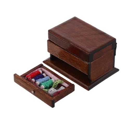 TOBBOMEY Miniaturisierte Nähbox Für Puppenhaus Vintage Holz Nähkästchen Maßstab Praktische Aufbewahrung Für Nähzubehör Stilvolles Puppenhaus Zubehör TOBBOMEY Miniaturisierte Nähbox Für Puppenhaus Vintage Holz Nähkästchen Maßstab Praktische Aufbewahrung Für Nähzubehör Stilvolles Puppenhaus Zubehör von TOBBOMEY