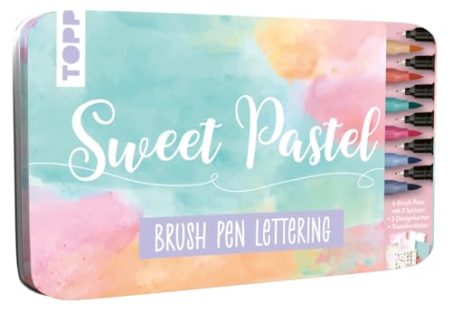 Brush Pen Lettering Designdose Sweet Pastel. Dose (19 x 11,5 cm), 6 Brush Pens mit Fineliner-Spitze in Gelb, Orange, Rosa, Hellgrün, Hellblau und Grau, 5 Design Paper Karten, 2 Transferstickerbogen von TOPP